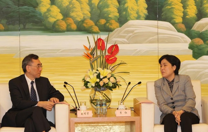 工業貿易署署麥靖宇(左一)與福建省副省長李紅會面。
