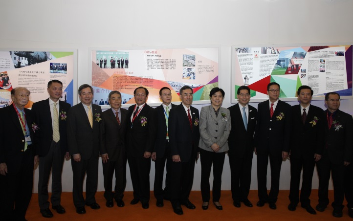 商務及經濟發展局局長蘇錦樑（右四）在香港館的「見．識香港展」上與嘉賓合照。