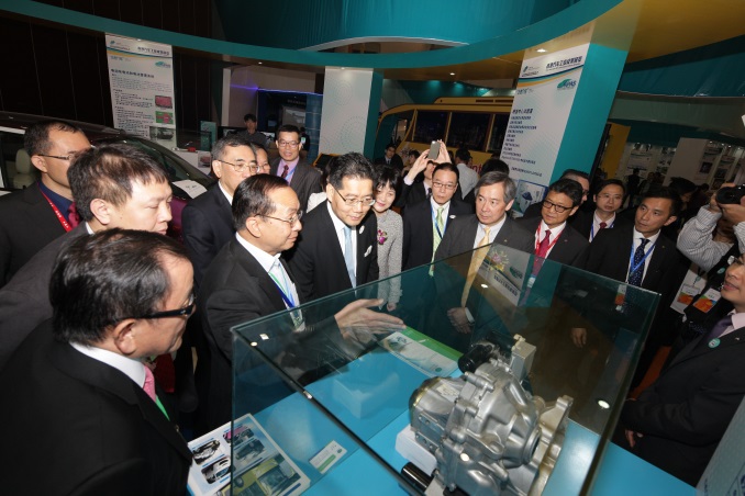 商务及经济发展局局长苏锦梁参观获“专项基金”资助的香港汽车工业成果展览。