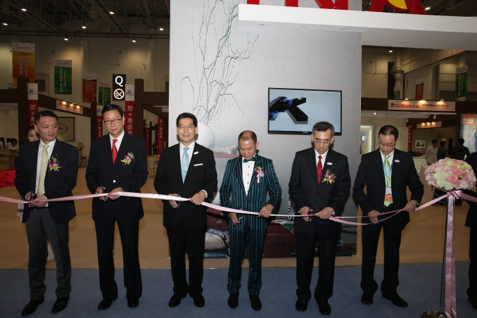 商务及经济发展局局长苏锦梁（左三）与其他主礼嘉宾在香港馆为“2013厦门．香港（国际）家具节”主持剪彩仪式。右一为驻粤办主任朱经文。
