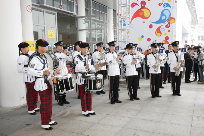 香港警察樂隊在「2013福建廈門香港周」暨「2013香港時尚產品博覽．福建廈門工展會」開幕式上表演助慶。