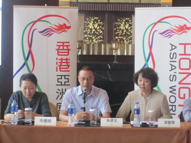 图示驻粤办主任朱经文主持交流会，以及与深圳市政协香港委员进行交流。