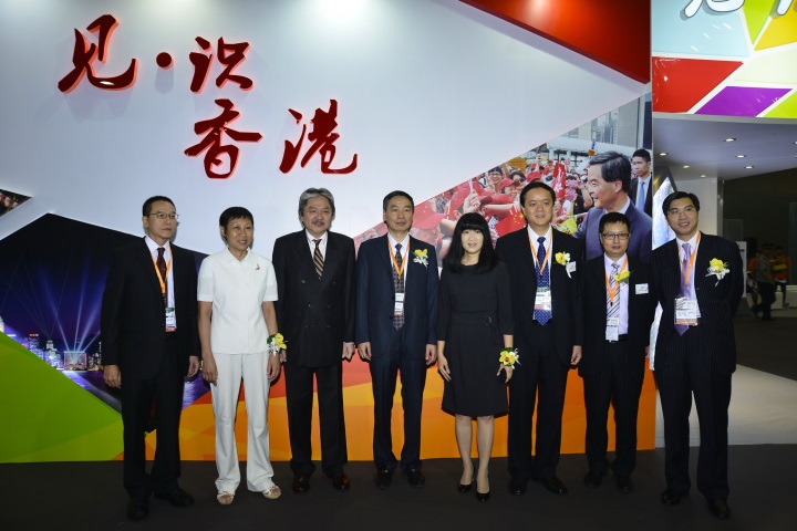 图示曾俊华（左三）及驻粤办主任朱经文（左一）在“见识．香港”图片展与其他嘉宾合照。