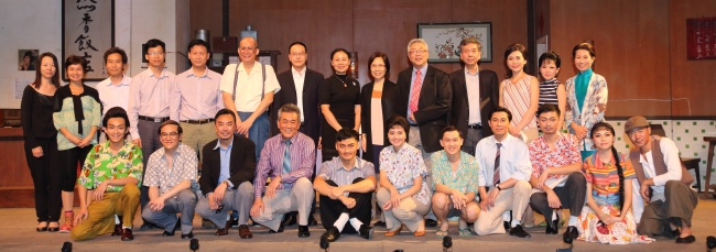 駐粵辦主任朱經文(後排左七)於11月1日在蓓蕾劇院探望演員