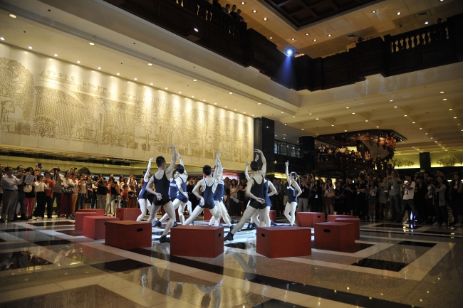 图示香港城市当代舞蹈团在广州花园酒店大堂演出环境舞蹈《寻找大观园》。