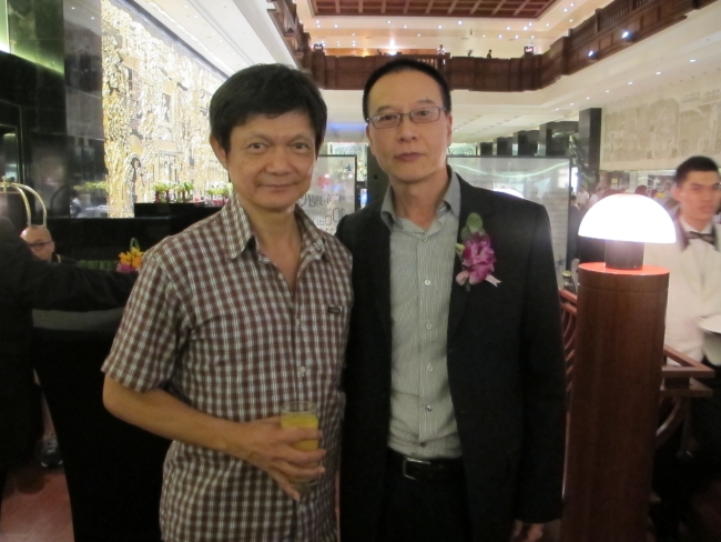 驻粤办主任朱经文（右）与香港城市当代舞蹈团艺术总监曹诚渊在现场合照。