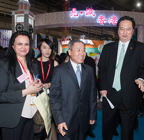 广东省人大常委会主任 黄龙云(中)参观香港展览。