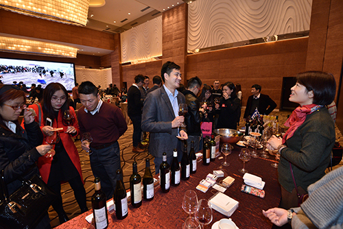 在交流會前，香港葡萄酒商會在場內設置品酒區，向嘉賓推廣香港葡萄酒業，以及香港作為葡萄酒免稅港的優勢。