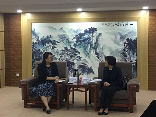 广西商务厅副厅长谭秀洪（左）向驻广西联络处主任卢咏斯（右）介绍商务厅的工作及为港企提供的支援和服务。