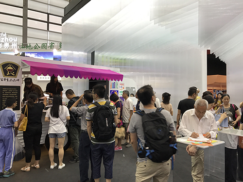 香港美食车和百年食品品牌美食吸引了众多参观者。