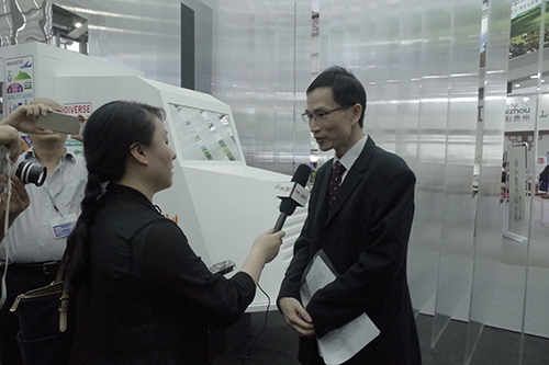驻深圳联络处主任邓月容在香港馆接受媒体採访。
