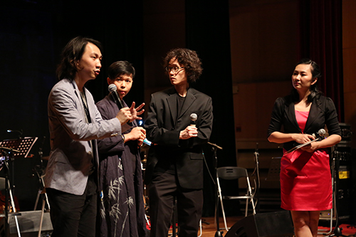 張駿豪（左一）及翁韶文（右二）與樂迷面對面分享創作和演奏的心得