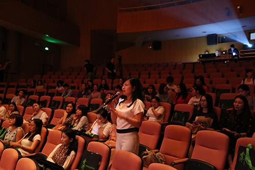 現場觀眾反應熱烈，與音樂家互動交流。