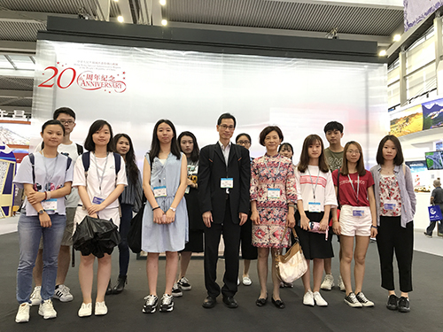近20名深圳大学香港学生和老师参观文博会香港馆