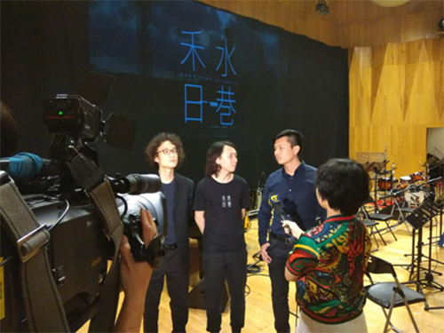 指挥翁韶文(左一)、作曲/爵士音乐人张骏豪(左二)及影像创作黎智礼(左三)于音乐会后接受广西电视台访问。