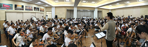 香港儿童交响乐团与厦门外国语学校交响乐团150名学生一起排练《鼓浪屿之波》