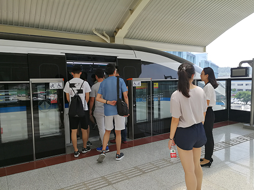 学生们试乘比亚迪自主研发的“云轨”列车。