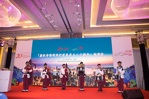 香港警察乐队在招待会作现场演奏。