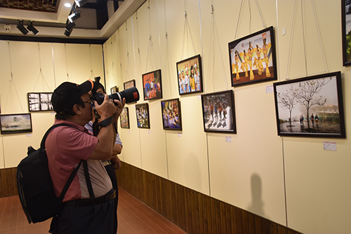 福建摄影爱好者参观展览。