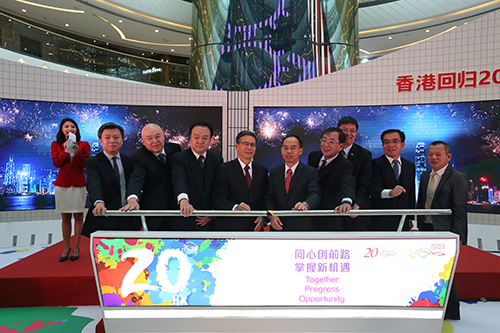 驻粤办主任邓家禧(中)、云南省政协副主席丁绍祥(左四)及其他主礼嘉宾出席12月1 日成就展开幕式。