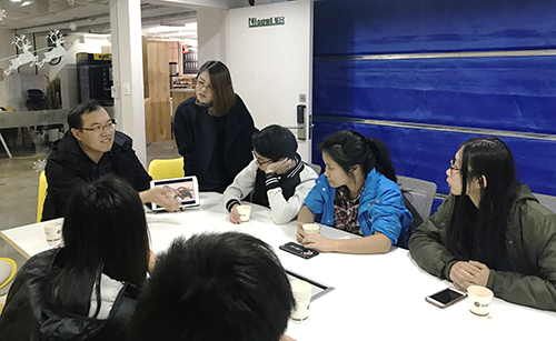 一家在廈門從事動畫製作的企業負責人與香港同學分享他創作動畫的經驗。