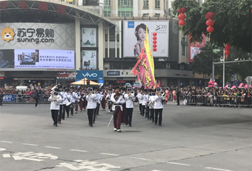 香港警察樂隊威風凜凜地向前挺進，贏得市民聲聲喝彩。