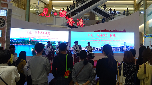 富有特色的香港警察樂隊為市民演奏多首耳熟能詳的樂曲。