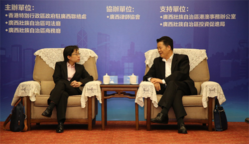 香港律政司副法律政策專員李秀江（左）與廣西司法廳杜恒年副廳長（右）會談