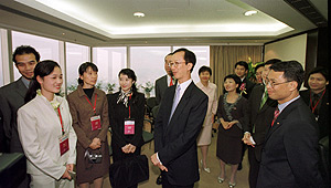 图片说明：梁锦松与驻粤办职员畅谈