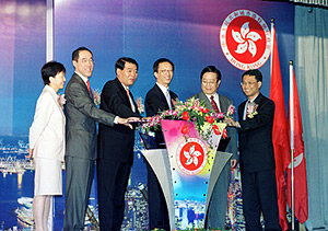 图片说明：工商及科技局常任秘书长( 工商) 俞宗怡( 左起）、唐英年、欧广源、梁锦松、刘山在、驻粤办主任梁百忍主持成立庆典