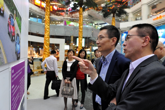 驻粤办主任朱经文陪同广东省人民政府港澳事务办公室主任廖京山参观展览。