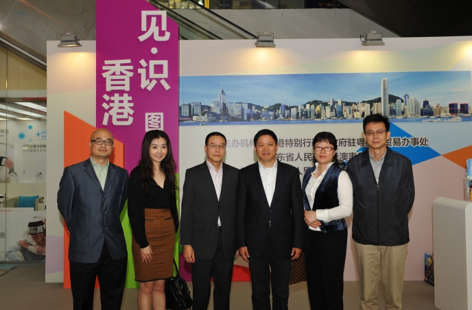 驻粤办主任朱经文陪同广州市人民政府港澳事务办公室主任刘保春参观展览。