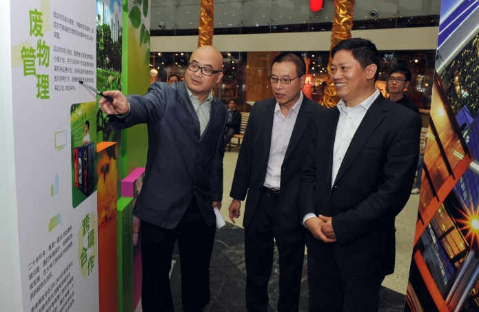 驻粤办主任朱经文陪同广州市人民政府港澳事务办公室主任刘保春参观展览。