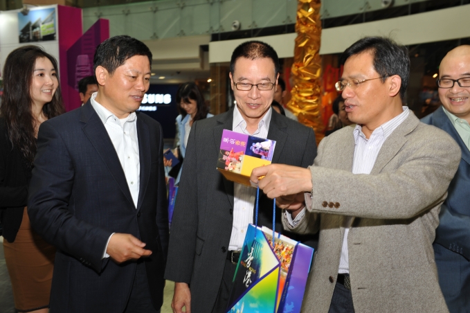 驻粤办主任朱经文陪同广州市人民政府港澳事务办公室主任刘保春参观展览。