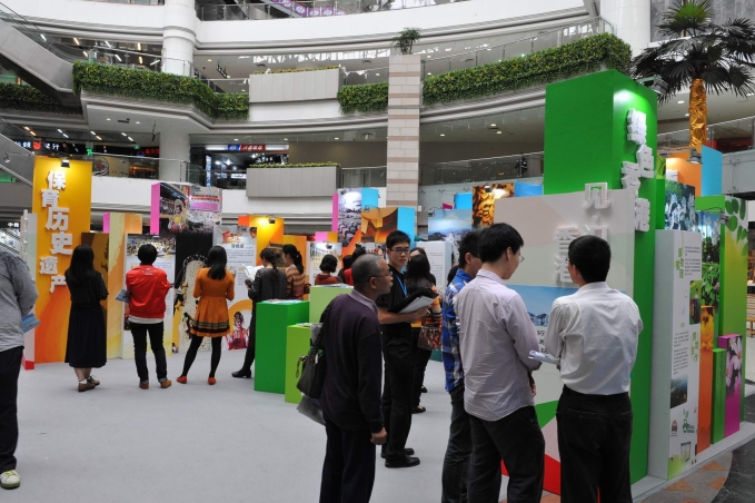 市民参观图片展