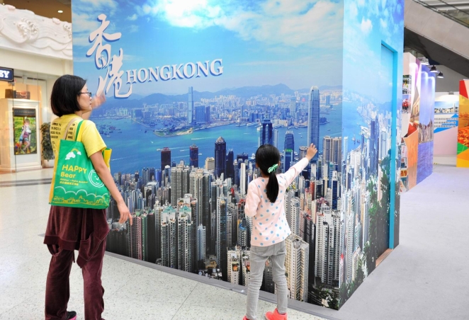 市民参观图片展