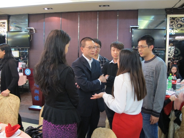 圖示駐粵辦主任朱經文在聚餐會上與香港學生交談。
