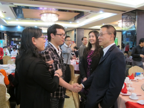 图示驻粤办主任朱经文在聚餐会上与香港学生交谈。