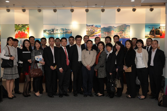 香港金融考察团成员与厦门市金融办官员合照。