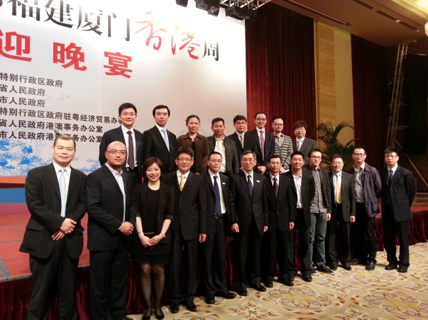 工业贸易署署长麦靖宇（左六）及驻粤办主任朱经文(左五)在欢迎晚宴与在闽港商合照。
