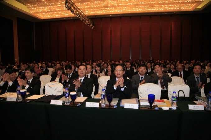 超过300名来自福建省及香港两地的法律和仲裁界专业人士、政府官员及工商界人士出席研讨会。“香港法律及仲裁服务研讨会”是“2013福建厦门香港周”的其中一项活动。