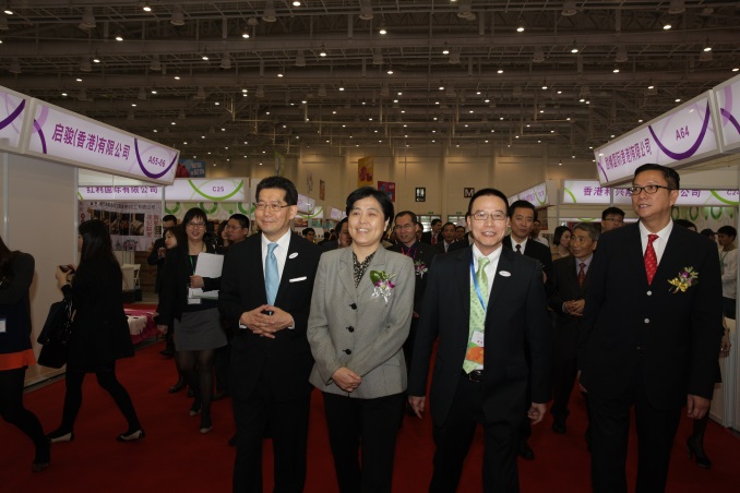 商务及经济发展局局长苏锦梁(左)及福建省副省长李红(左二)由驻粤办主任朱经文(右二)陪同参观工展会。