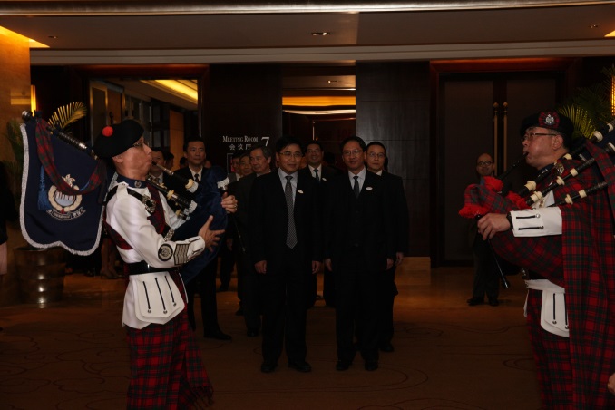 香港警察乐队带领嘉宾进入会场。