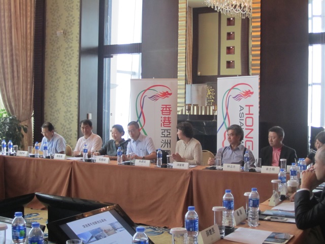 图示驻粤办主任朱经文主持交流会，以及与深圳市政协香港委员进行交流。