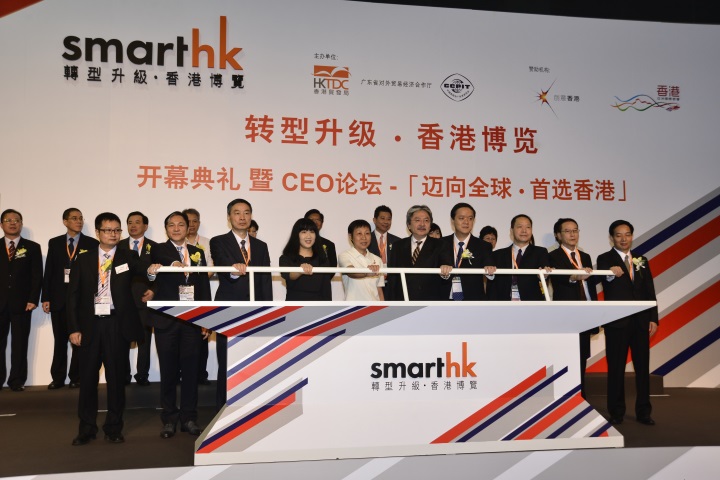 Photo shows Mr Tsang (right fifth) and GDETO Director Mr Alan Chu (right second) officiating at the opening ceremony of SmartHK.