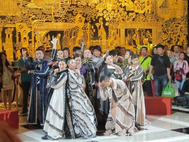 图示香港城市当代舞蹈团在广州花园酒店大堂演出环境舞蹈《寻找大观园》。