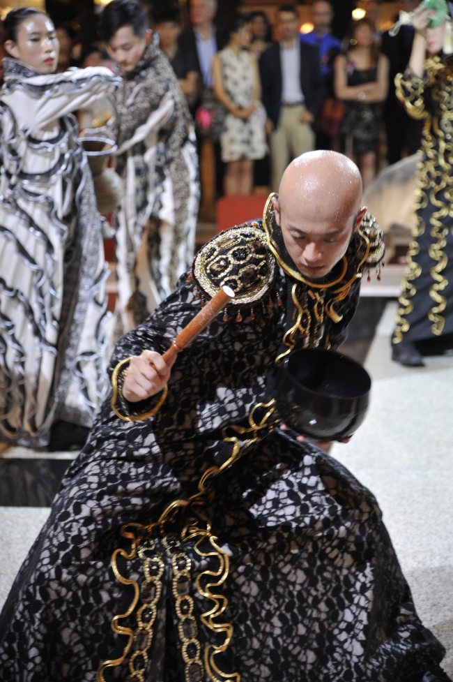 图示香港城市当代舞蹈团在广州花园酒店大堂演出环境舞蹈《寻找大观园》。