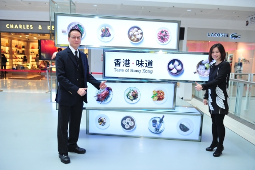 駐粵辦主任朱經文(左)及旅發局大中華區域總監葉貞德(右)向廈門市民推介香港美食。