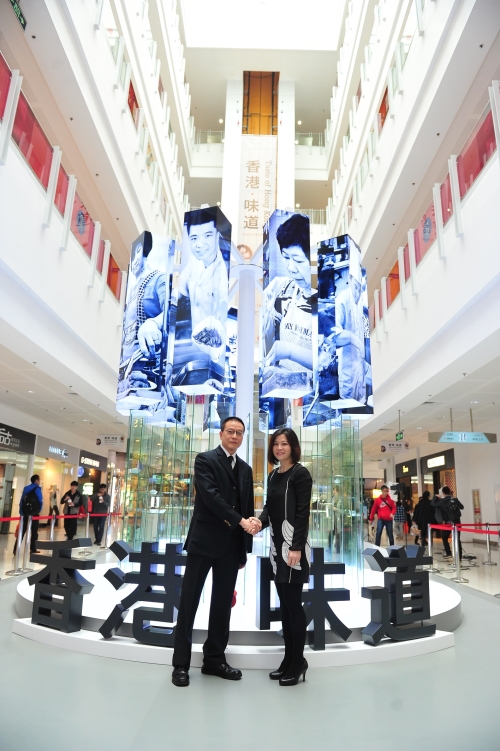 駐粵辦主任朱經文(左)及旅發局大中華區域總監葉貞德(右)參觀美食藝術展。