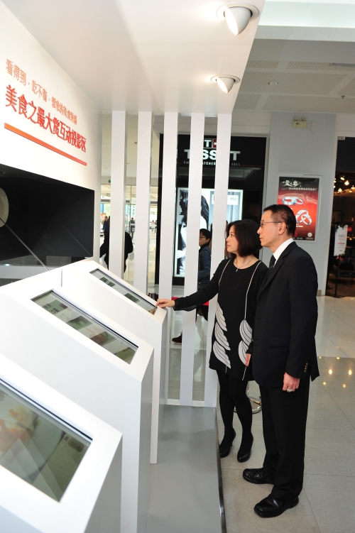 駐粵辦主任朱經文(右)及旅發局大中華區域總監葉貞德(左)體驗“美食之最大賞”互動區。